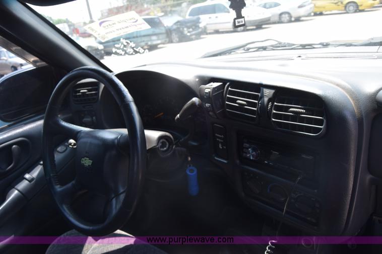 image for item K7389 2000 Chevrolet S10 pickup truck