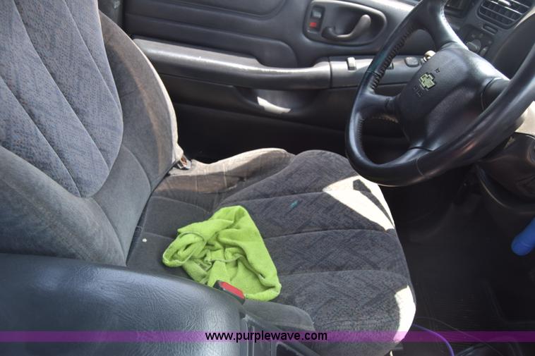 image for item K7389 2000 Chevrolet S10 pickup truck