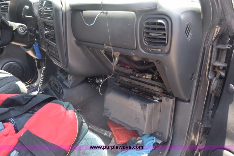 image for item K7389 2000 Chevrolet S10 pickup truck