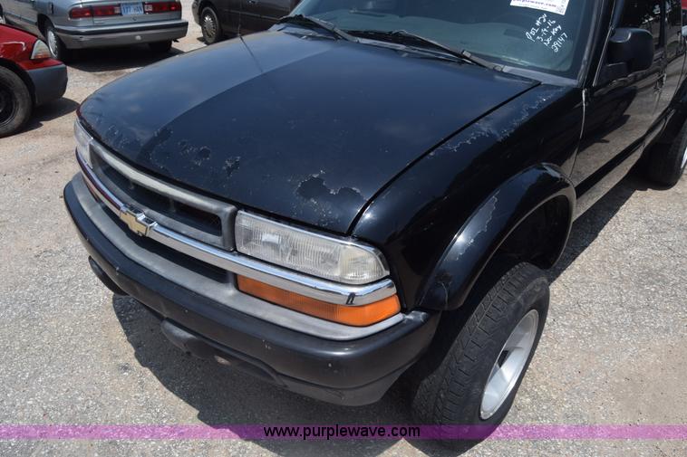 image for item K7389 2000 Chevrolet S10 pickup truck