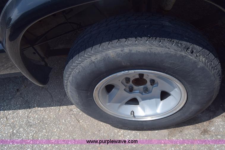 image for item K7389 2000 Chevrolet S10 pickup truck