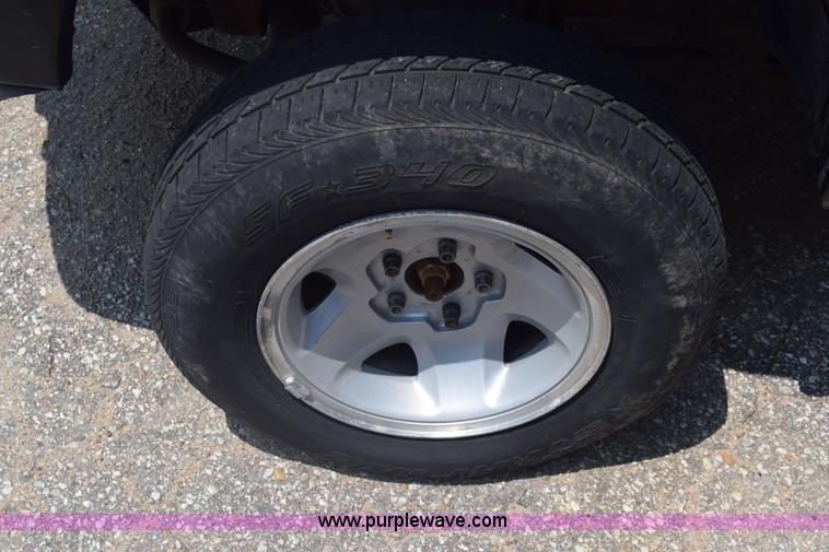 image for item K7389 2000 Chevrolet S10 pickup truck