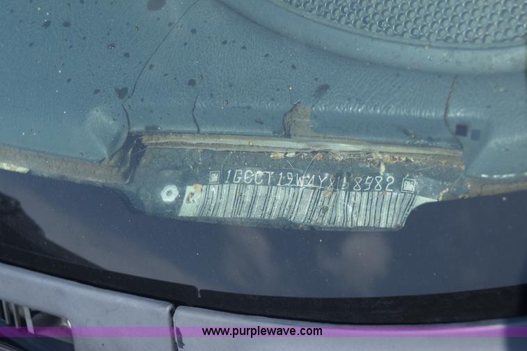 image for item K7389 2000 Chevrolet S10 pickup truck