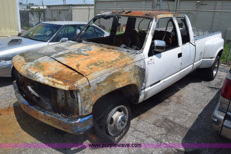 image for item K7390 1993 GMC Sierra 3500 pickup truck