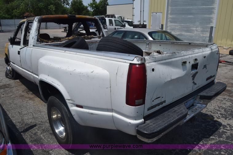 image for item K7390 1993 GMC Sierra 3500 pickup truck