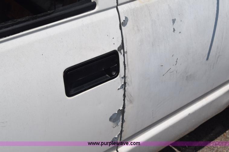 image for item K7390 1993 GMC Sierra 3500 pickup truck