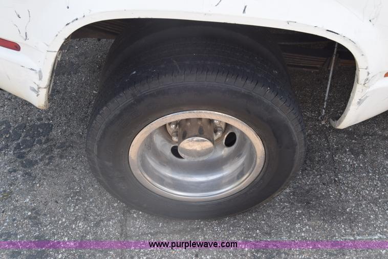 image for item K7390 1993 GMC Sierra 3500 pickup truck