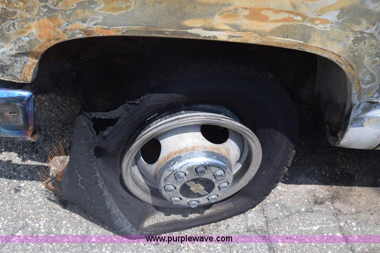 image for item K7390 1993 GMC Sierra 3500 pickup truck