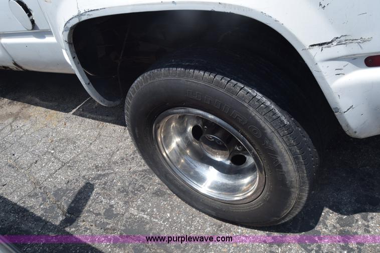 image for item K7390 1993 GMC Sierra 3500 pickup truck