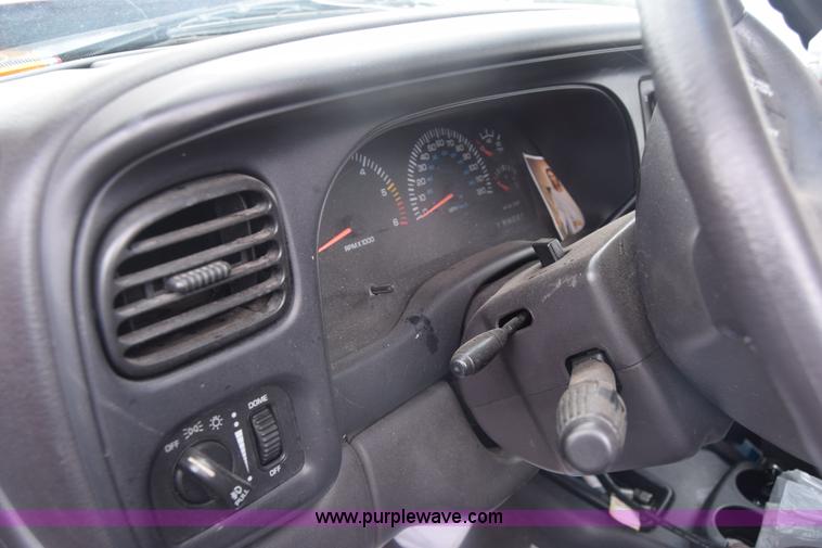 image for item K7399 2000 Dodge Durango SUV