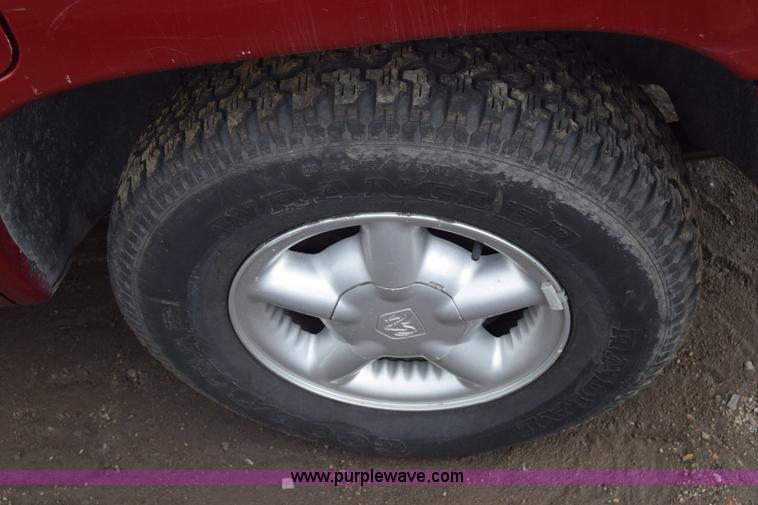 image for item K7399 2000 Dodge Durango SUV