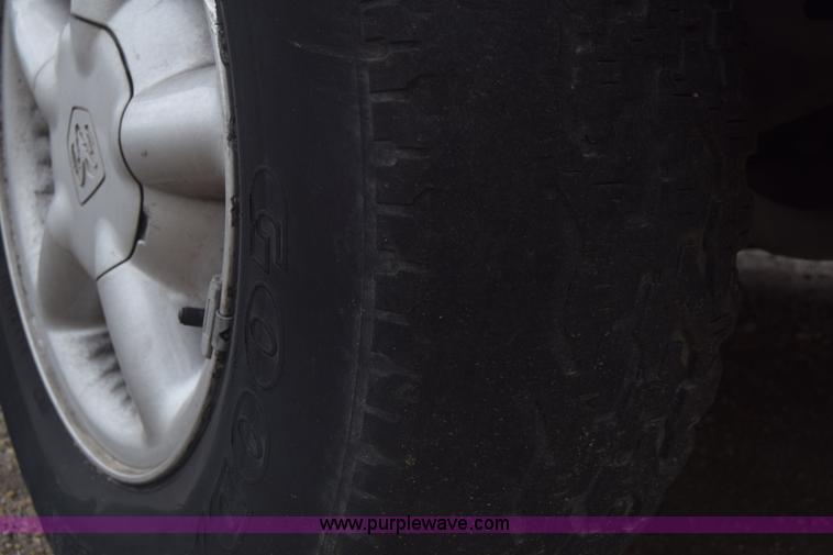 image for item K7399 2000 Dodge Durango SUV