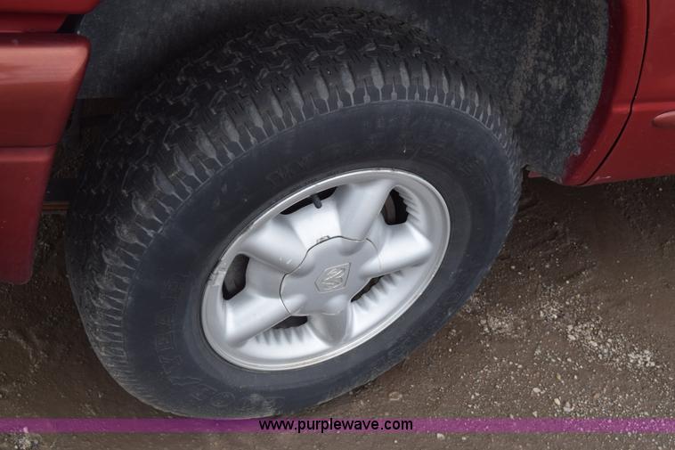 image for item K7399 2000 Dodge Durango SUV