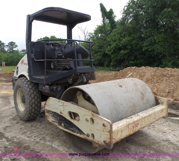 image for item K7143 2007 Ingersoll Rand SD77-DXTF vibratory sheeps foot roller