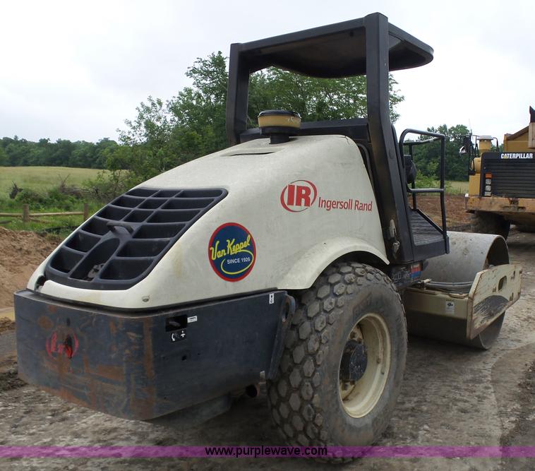 image for item K7143 2007 Ingersoll Rand SD77-DXTF vibratory sheeps foot roller