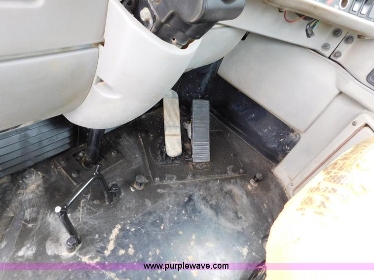 image for item K7150 2001 Caterpillar 621G conventional scraper