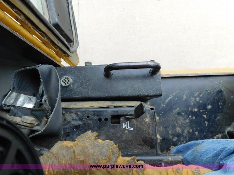 image for item K7150 2001 Caterpillar 621G conventional scraper