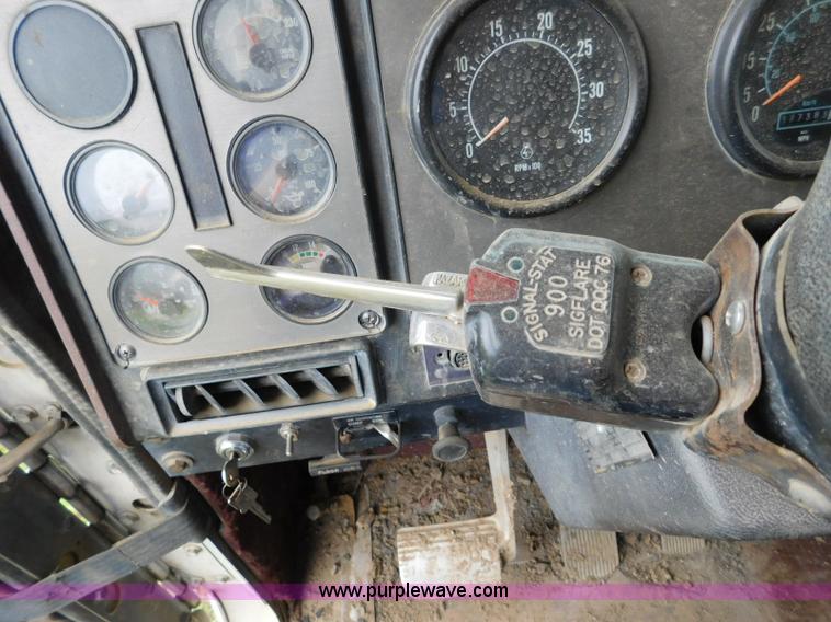 image for item K7155 1989 International F9370 dump truck