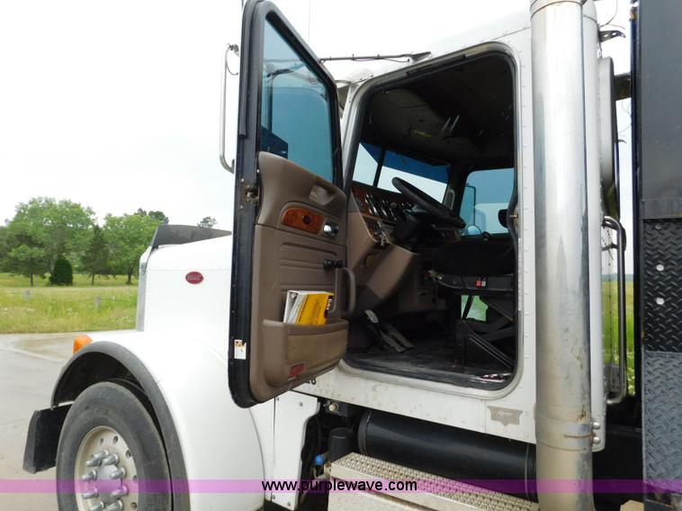 image for item K7160 2007 Peterbilt 379 semi truck
