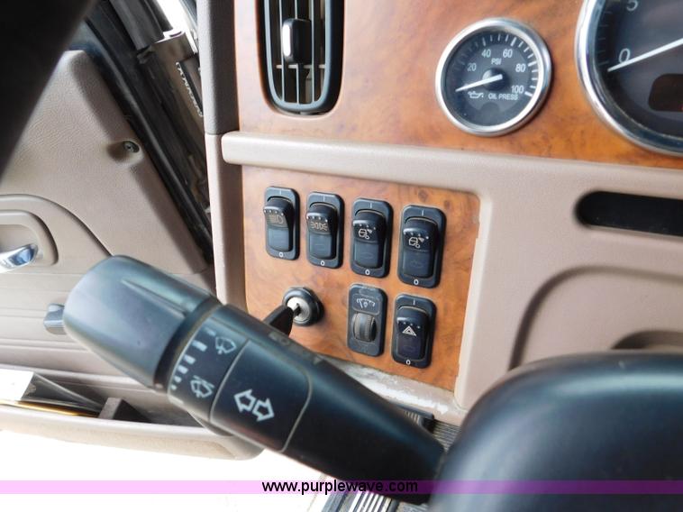 image for item K7160 2007 Peterbilt 379 semi truck