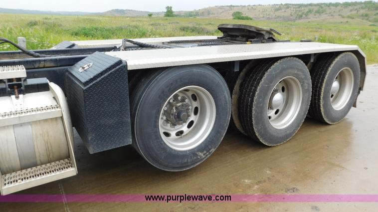 image for item K7160 2007 Peterbilt 379 semi truck