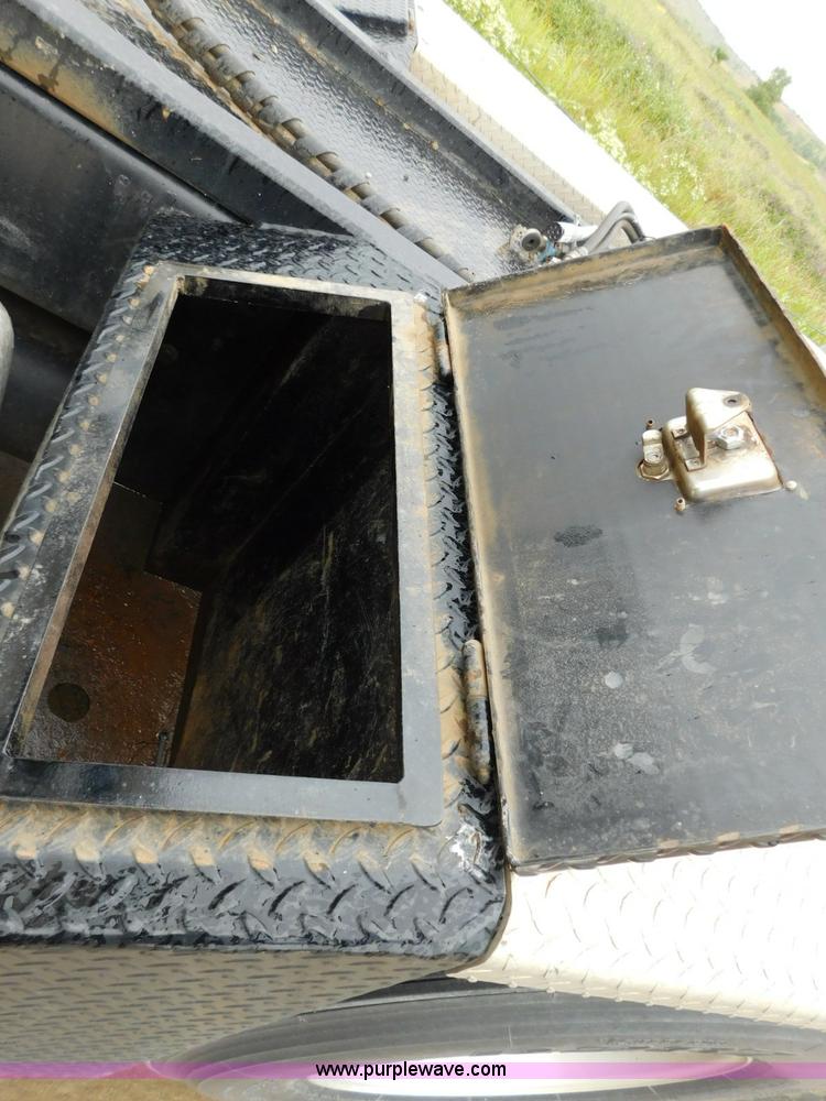 image for item K7160 2007 Peterbilt 379 semi truck