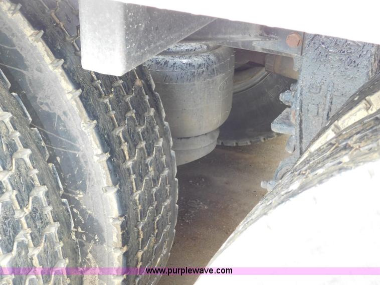 image for item K7160 2007 Peterbilt 379 semi truck