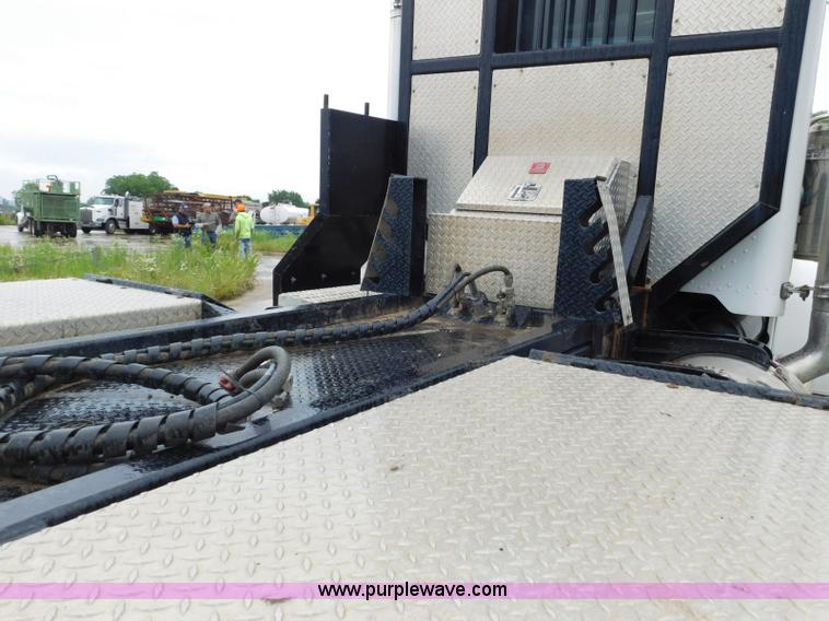 image for item K7160 2007 Peterbilt 379 semi truck