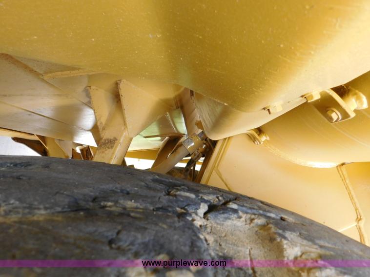 image for item K7164 2001 Caterpillar 621G conventional scraper