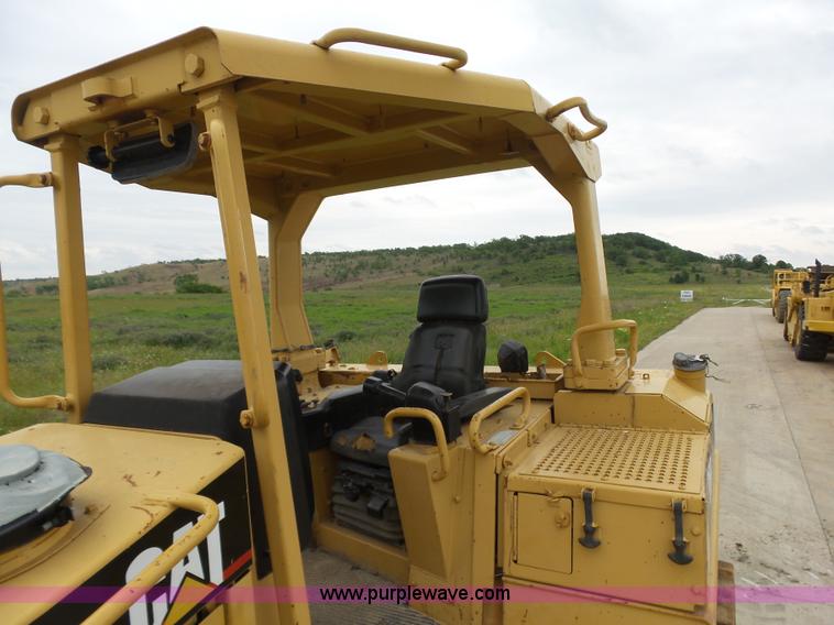 image for item K7165 1998 Caterpillar D6R XL dozer
