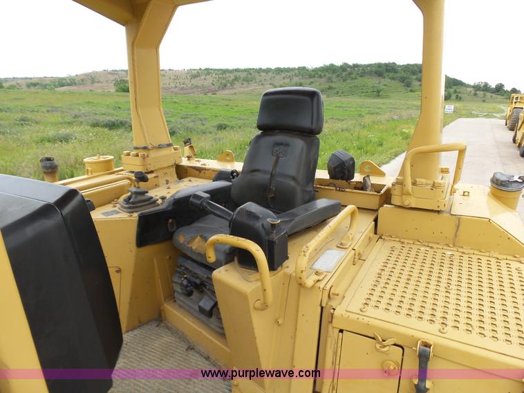 image for item K7165 1998 Caterpillar D6R XL dozer