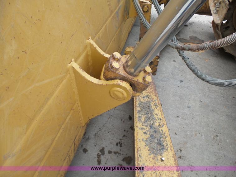 image for item K7165 1998 Caterpillar D6R XL dozer