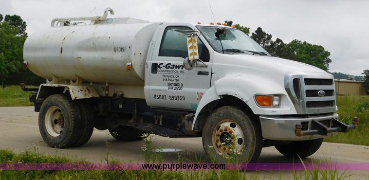 image for item K7170 2005 Ford F750 Super Duty tank truck