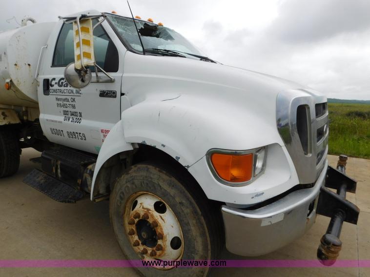 image for item K7170 2005 Ford F750 Super Duty tank truck