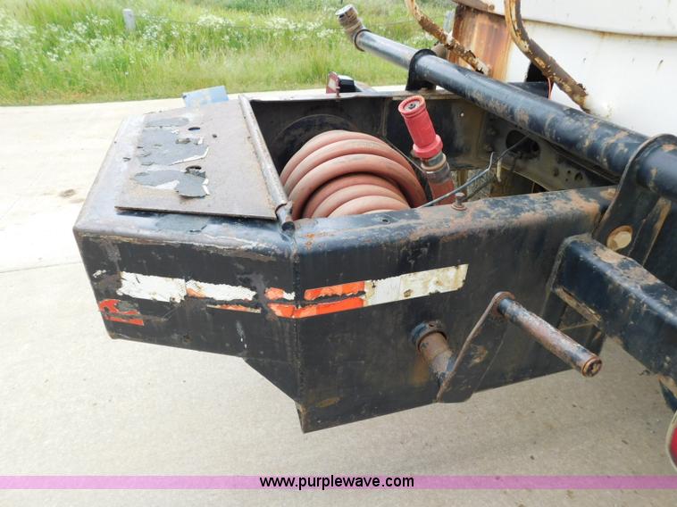 image for item K7170 2005 Ford F750 Super Duty tank truck