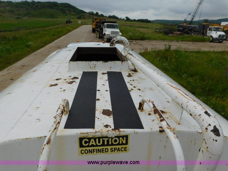 image for item K7170 2005 Ford F750 Super Duty tank truck