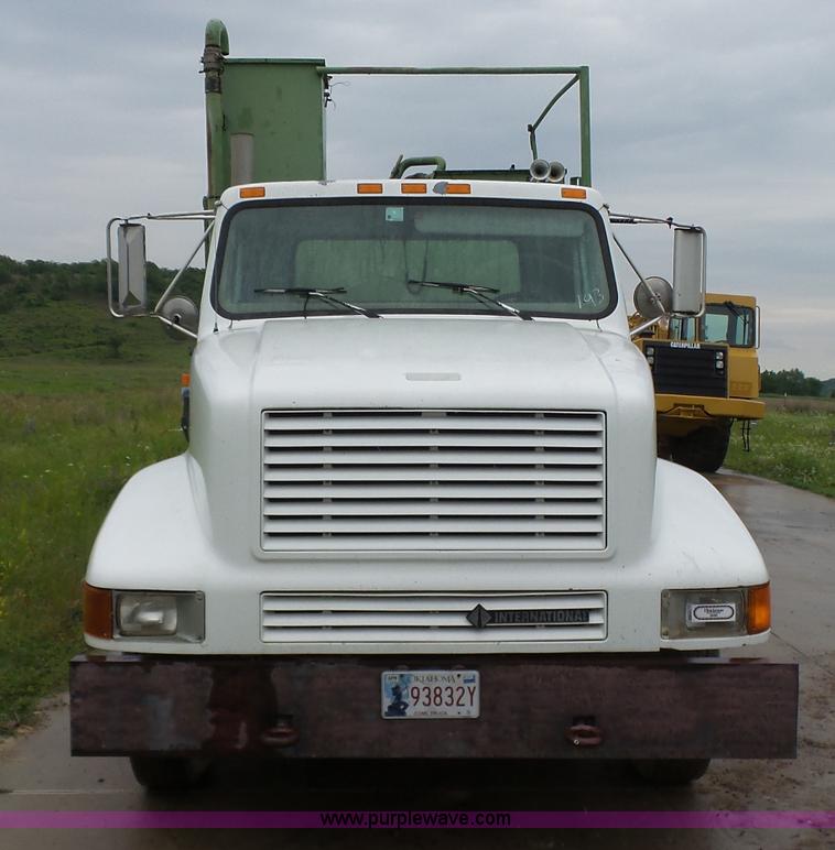 image for item K7171 1996 International 8200 hydro mulcher truck