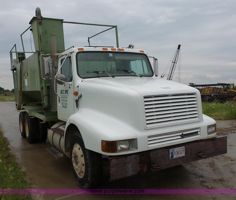 image for item K7171 1996 International 8200 hydro mulcher truck