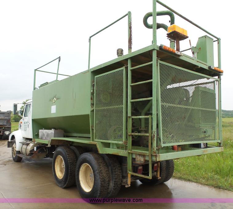 image for item K7171 1996 International 8200 hydro mulcher truck