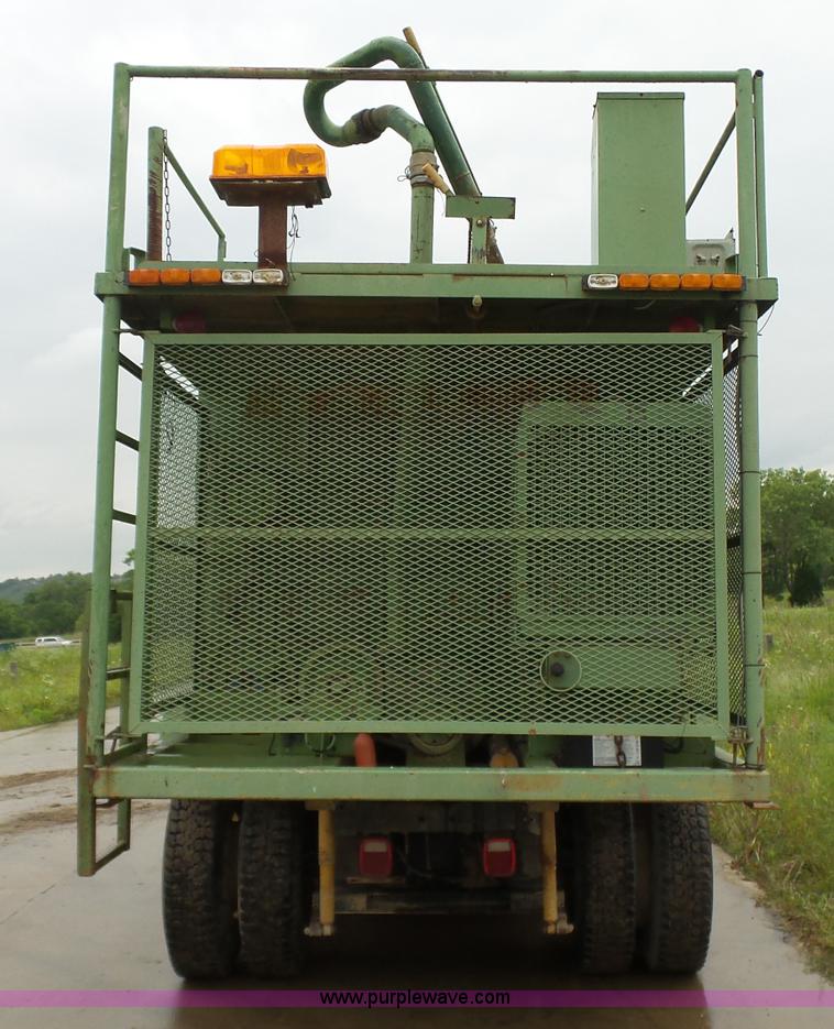 image for item K7171 1996 International 8200 hydro mulcher truck