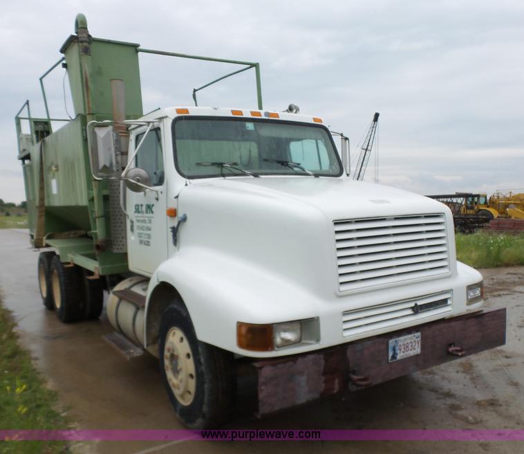 image for item K7171 1996 International 8200 hydro mulcher truck