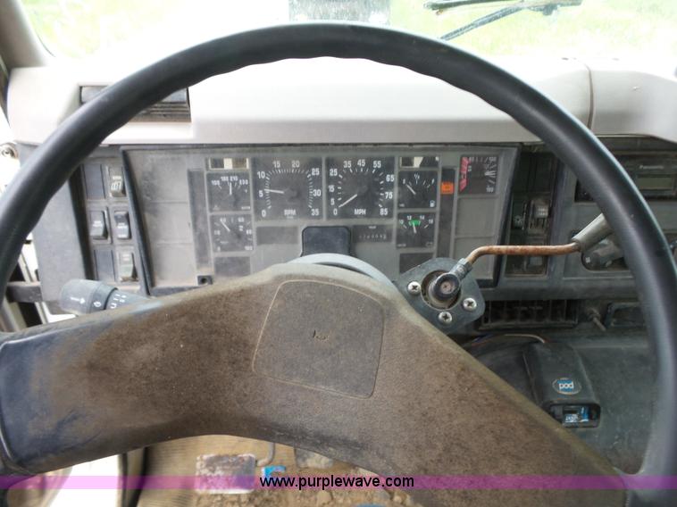 image for item K7171 1996 International 8200 hydro mulcher truck