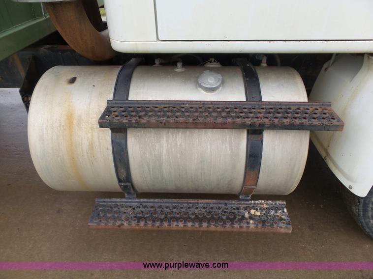 image for item K7171 1996 International 8200 hydro mulcher truck