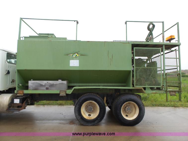 image for item K7171 1996 International 8200 hydro mulcher truck