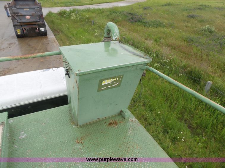 image for item K7171 1996 International 8200 hydro mulcher truck