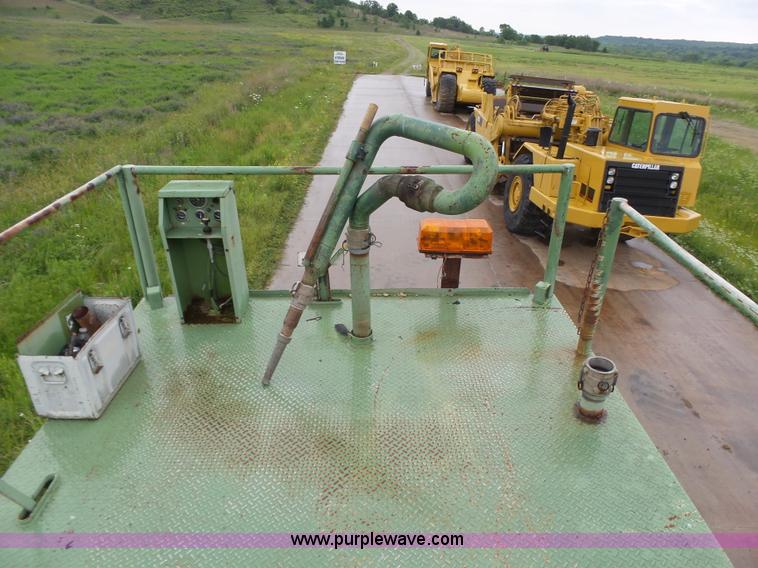 image for item K7171 1996 International 8200 hydro mulcher truck