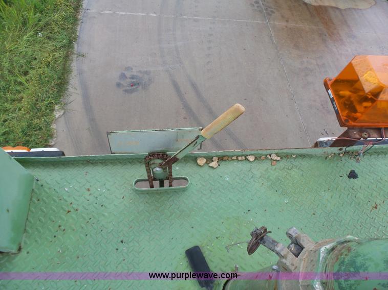 image for item K7171 1996 International 8200 hydro mulcher truck