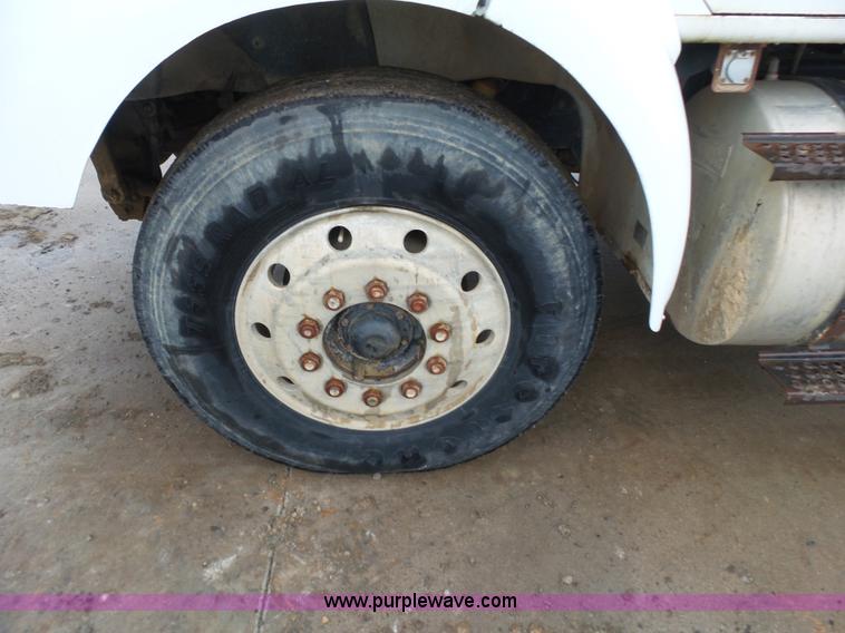 image for item K7171 1996 International 8200 hydro mulcher truck