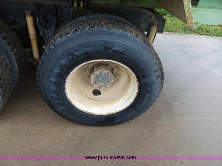 image for item K7171 1996 International 8200 hydro mulcher truck