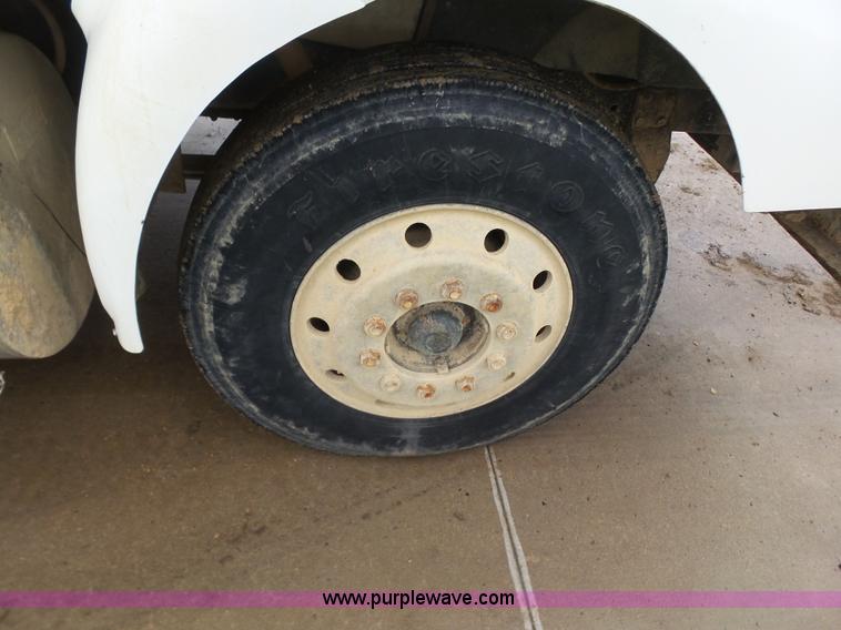 image for item K7171 1996 International 8200 hydro mulcher truck